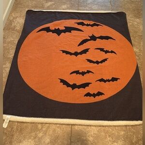 🎃 Pottery Barn: Hardly used Bat 🦇 Jacquard Sherpa Throw - 50-60”